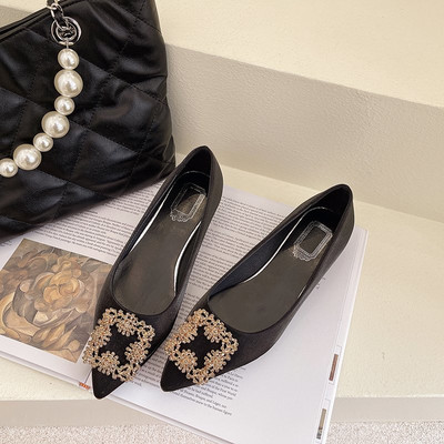 Μοντέρνα γυναικεία παπούτσια με μεταλλικό στοιχείο