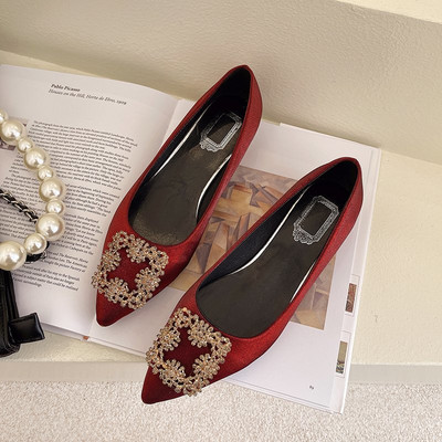 Μοντέρνα γυναικεία παπούτσια με μεταλλικό στοιχείο