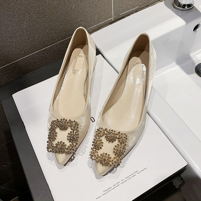 Μοντέρνα γυναικεία παπούτσια με μεταλλικό στοιχείο