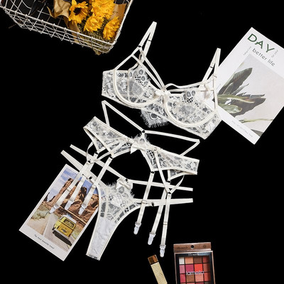 Elegantan intimni čipkasti ženski set od tangica i grudnjaka