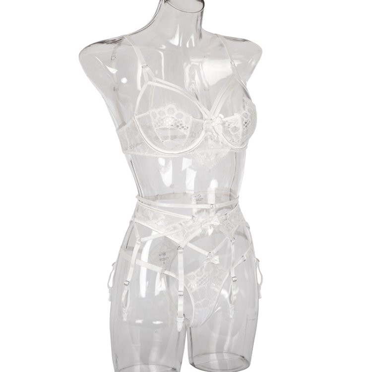 Elegantan intimni čipkasti ženski set od tangica i grudnjaka