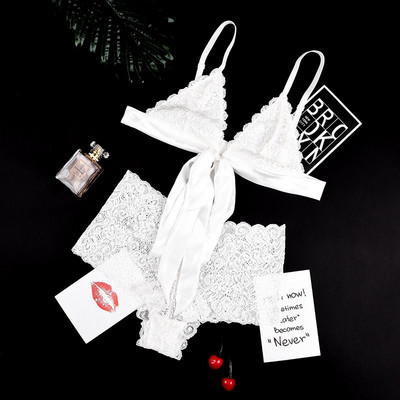 Σύγχρονο γυναικείο σετ από δαντέλα σε δύο μέρη