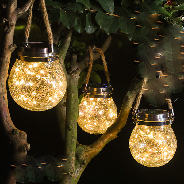 Pakabinamas vandeniui atsparus šviestuvas sodui ar balkonui