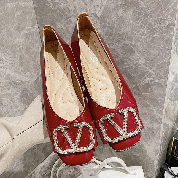 Model nou de pantofi de dama cu decor metalic - din piele ecologica