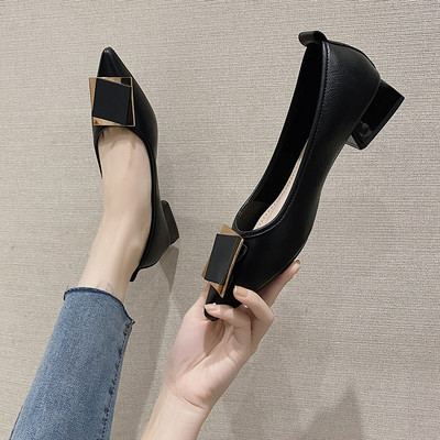 Γυναικεία casual μυτερά παπούτσια με μεταλλική διακόσμηση