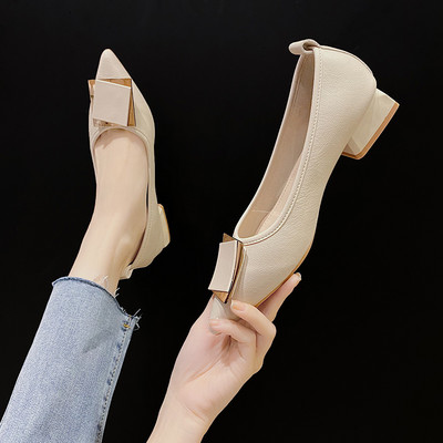 Γυναικεία casual μυτερά παπούτσια με μεταλλική διακόσμηση