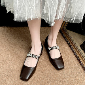 Aktuelne ženske cipele sa perlama - od eko kože