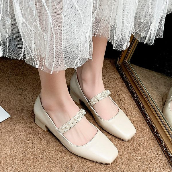 Aktuelne ženske cipele sa perlama - od eko kože