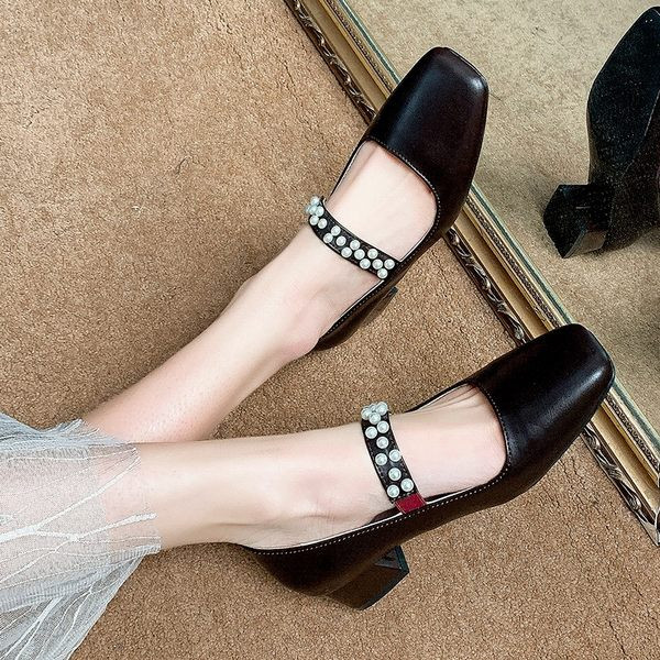 Aktuelne ženske cipele sa perlama - od eko kože