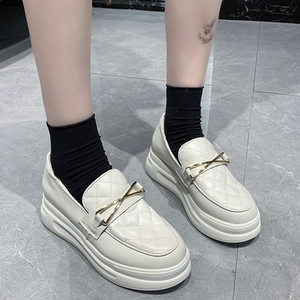 Pantofi de dama din piele cu decor metalic si talpa plata