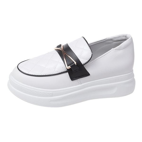 Pantofi de dama din piele cu decor metalic si talpa plata