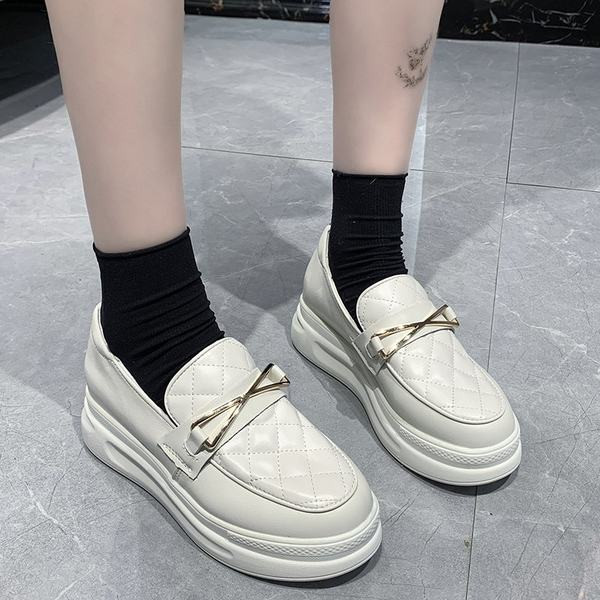 Pantofi de dama din piele cu decor metalic si talpa plata