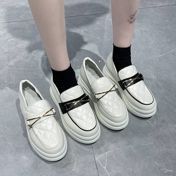 Pantofi de dama din piele cu decor metalic si talpa plata