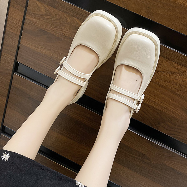 Model nou de pantofi de primavara cu bretele si talpa plata