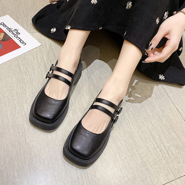 Model nou de pantofi de primavara cu bretele si talpa plata