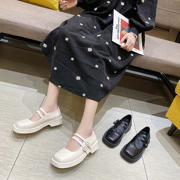 Model nou de pantofi de primavara cu bretele si talpa plata