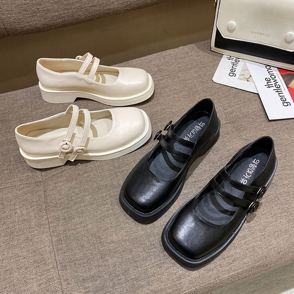 Model nou de pantofi de primavara cu bretele si talpa plata