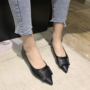 Μοντέρνα μυτερά παπούτσια με αγκράφα