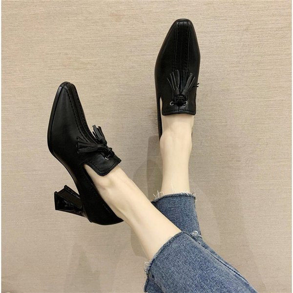 Model nou de pantofi dama ascutit cu toc in doua culori