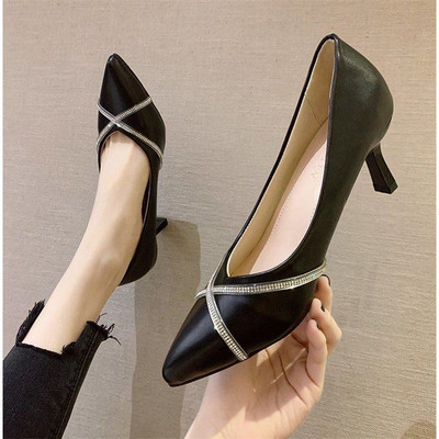 Μοντέρνα γυναικεία παπούτσια από faux δέρμα με τακούνι