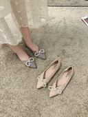 Γυναικεία casual παπούτσια με πέρλες και κορδέλα - μυτερό μοντέλο