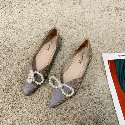 Γυναικεία casual παπούτσια με πέρλες και κορδέλα - μυτερό μοντέλο