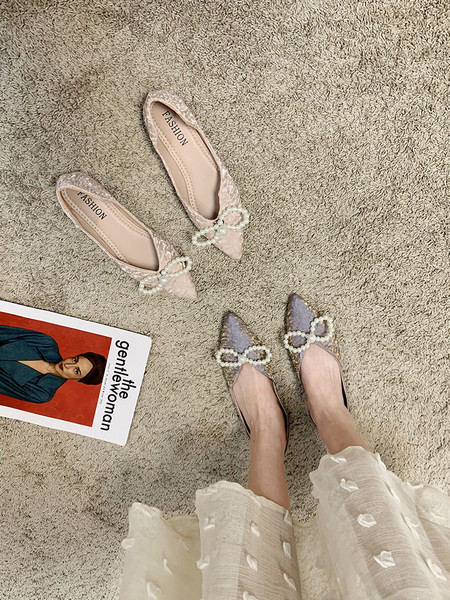 Γυναικεία casual παπούτσια με πέρλες και κορδέλα  - μυτερό μοντέλο