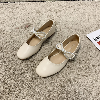 Γυναικεία παπούτσια από οικολογικό δέρμα με πέρλες και επίπεδη σόλα