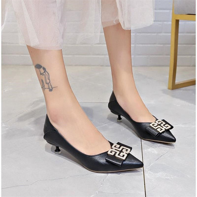 Pantofi de dama ascutit cu toc si element metalic