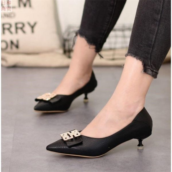 Pantofi de dama ascutit cu toc si element metalic