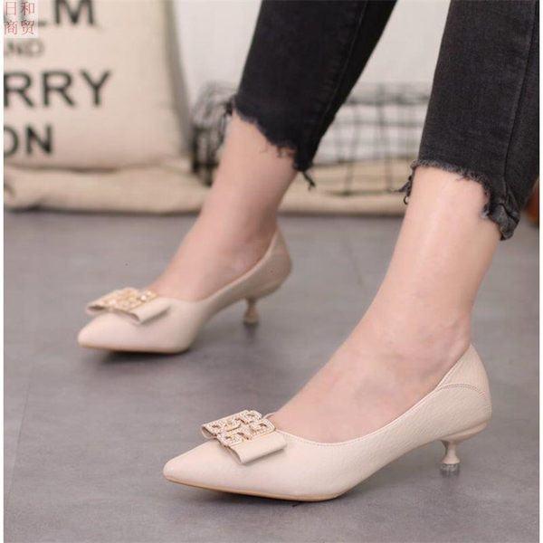 Pantofi de dama ascutit cu toc si element metalic