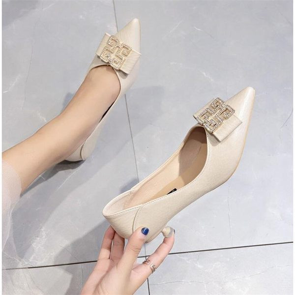 Pantofi de dama ascutit cu toc si element metalic