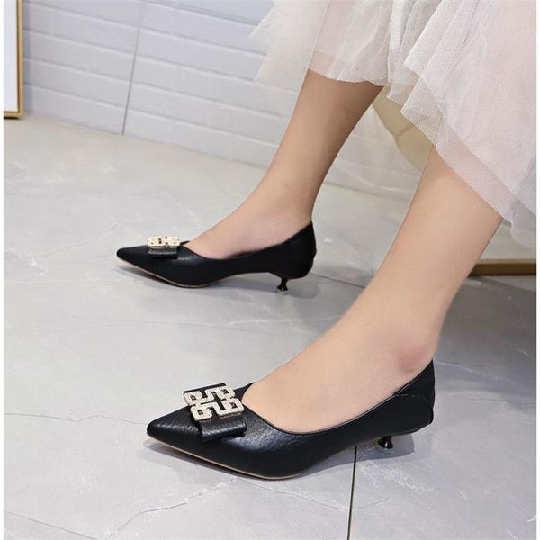 Pantofi de dama ascutit cu toc si element metalic