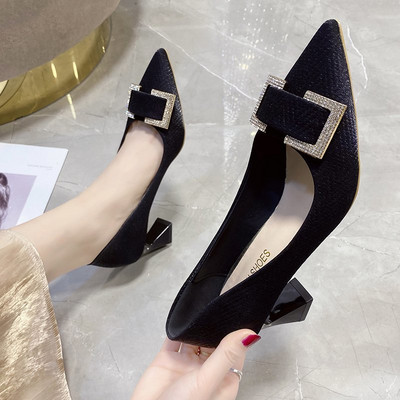 Model nou de pantofi casual cu tocuri joase