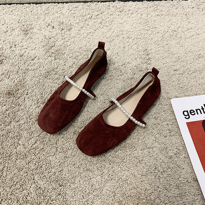 Γυναικεία παπούτσια eco suede με λουράκι από πέρλες