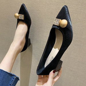 Γυναικεία casual παπούτσια με μεταλλικό στοιχείο και τετράγωνο τακούνι