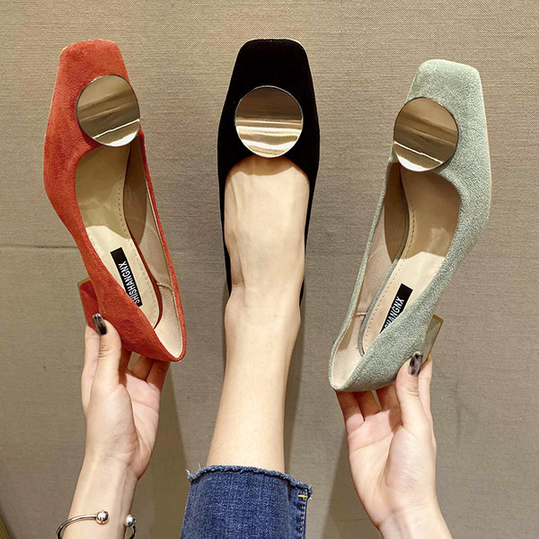 Casual παπούτσια από οικολογικό σουέτ με μεταλλική διακόσμηση