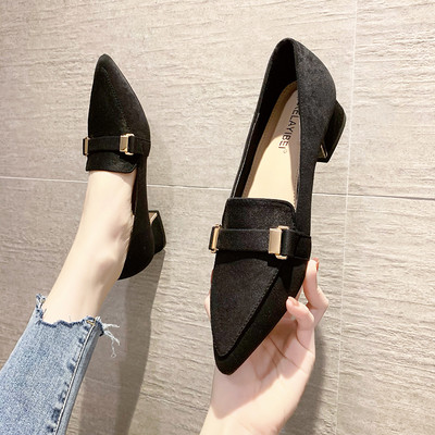 Model nou de pantofi ascutiti din piele intoarsa eco cu decor metalic