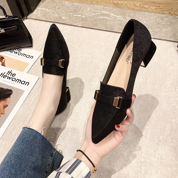 Model nou de pantofi ascutiti din piele intoarsa eco cu decor metalic