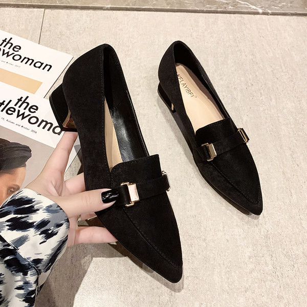 Model nou de pantofi ascutiti din piele intoarsa eco cu decor metalic