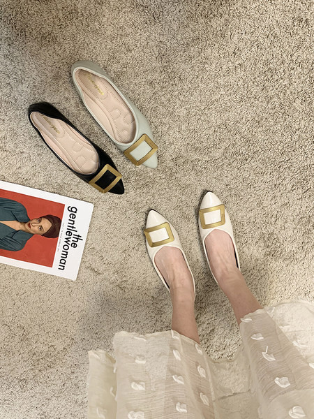 Pantofi de dama din piele cu catarama metalica