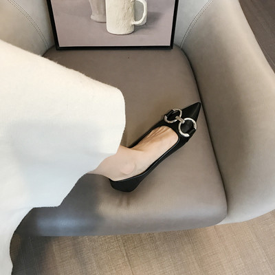 Μοντέρνα γυναικεία μυτερά παπούτσια κατασκευασμένα από faux δέρμα σε διάφορα χρώματα