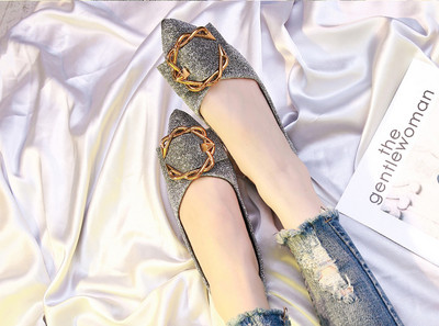 Νέο μοντέλο γυναικεία παπούτσια με γυαλιστερή επίδραση και αγκράφα