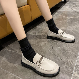 Τρέχον δερμάτινα παπούτσια με μεταλλικό στοιχείο