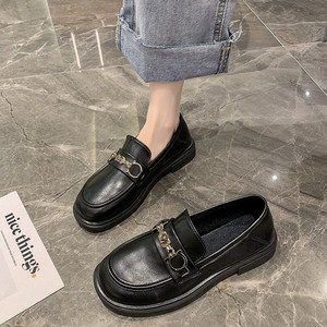 Τρέχον δερμάτινα παπούτσια με μεταλλικό στοιχείο