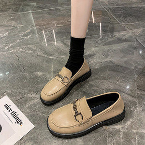 Τρέχον δερμάτινα παπούτσια με μεταλλικό στοιχείο