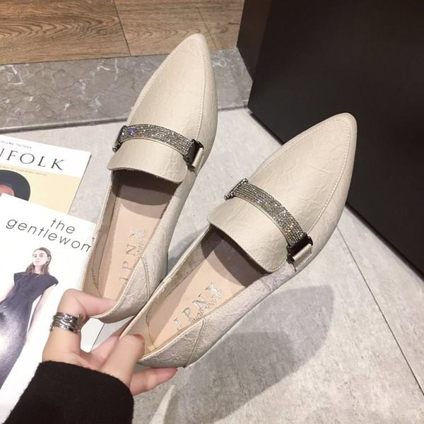 Model nou de pantofi ascuțiți de primăvară cu decor cu pietre