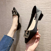 Pantofi casual ascuțiți, cu tocuri joase și decor metalic