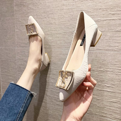 Pantofi casual ascuțiți, cu tocuri joase și decor metalic