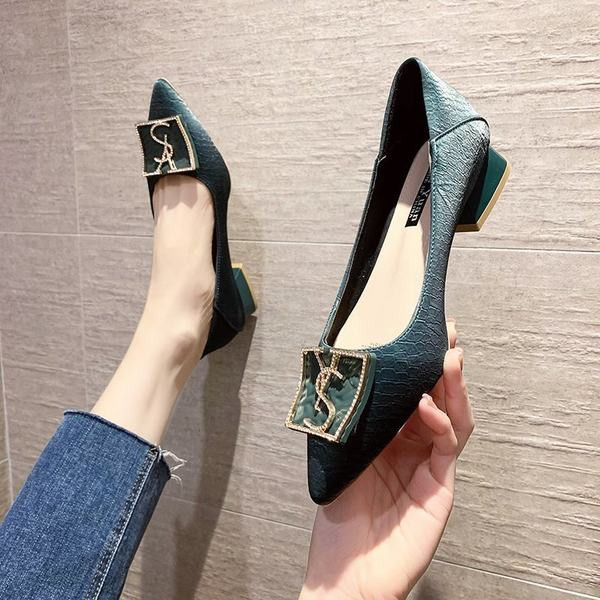 Pantofi casual ascuțiți, cu tocuri joase și decor metalic